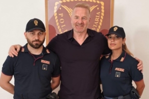 米兰前总监塔雷参加巴雷西葬礼，回程火车上背包被人偷走